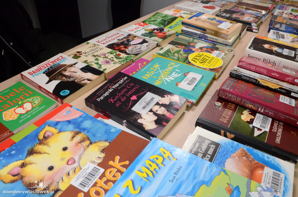 Mikołajkowy kiermasz książek w bibliotece