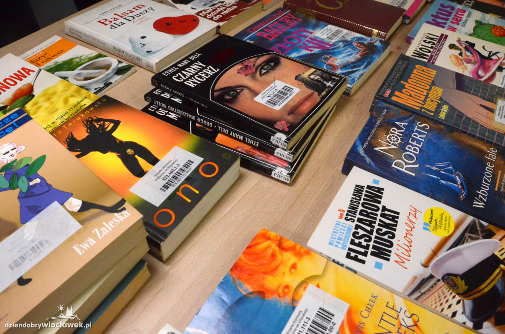 Mikołajkowy kiermasz książek w bibliotece