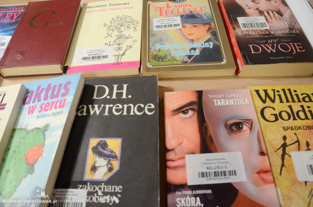 Mikołajkowy kiermasz książek w bibliotece