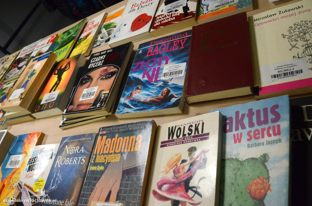 Mikołajkowy kiermasz książek w bibliotece