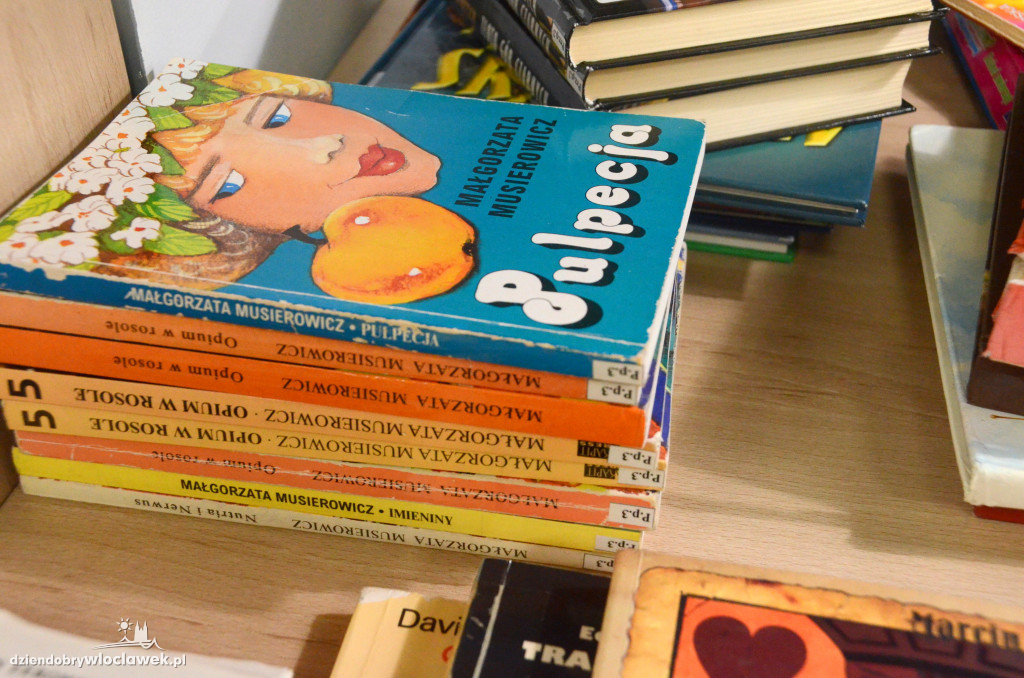 Mikołajkowy kiermasz książek w bibliotece