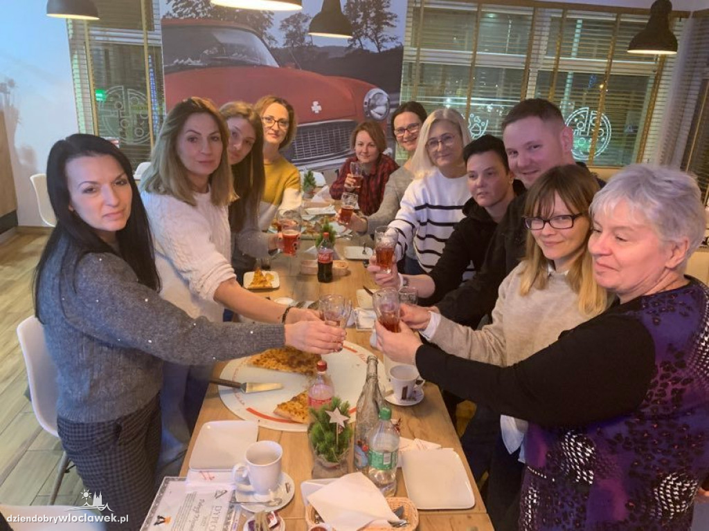 Wolontariusze ze schroniska w Pizzerii 105