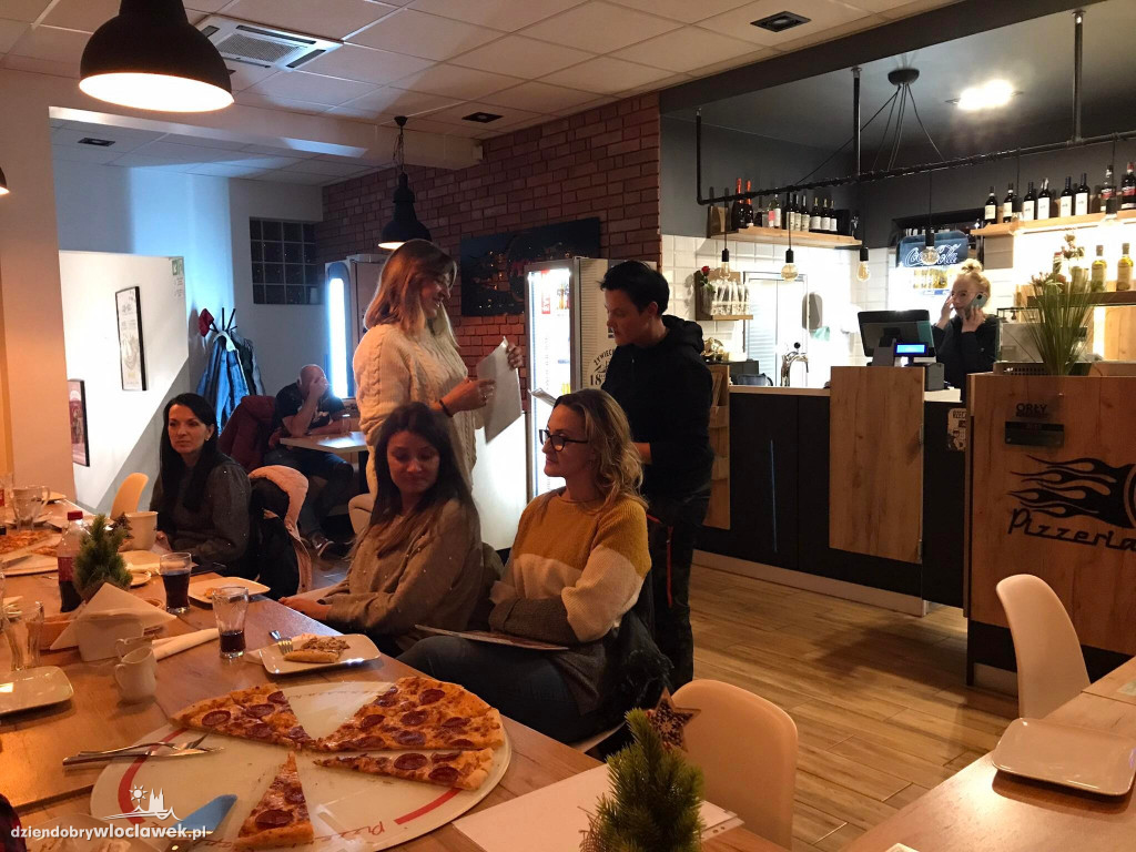 Wolontariusze ze schroniska w Pizzerii 105
