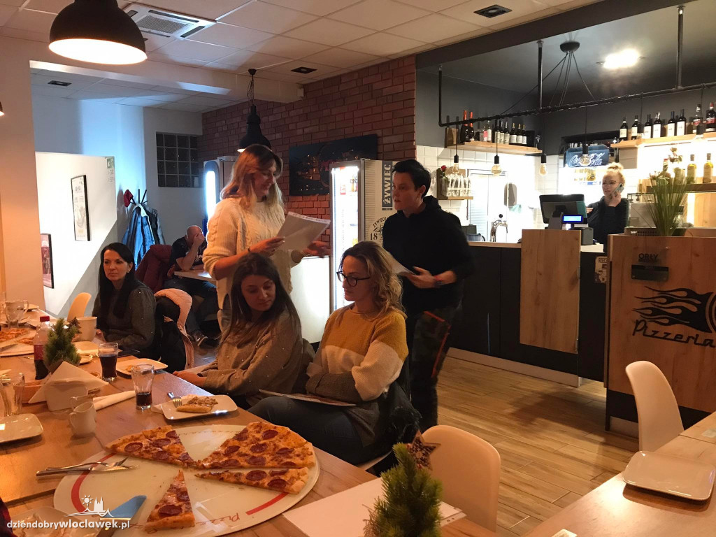 Wolontariusze ze schroniska w Pizzerii 105