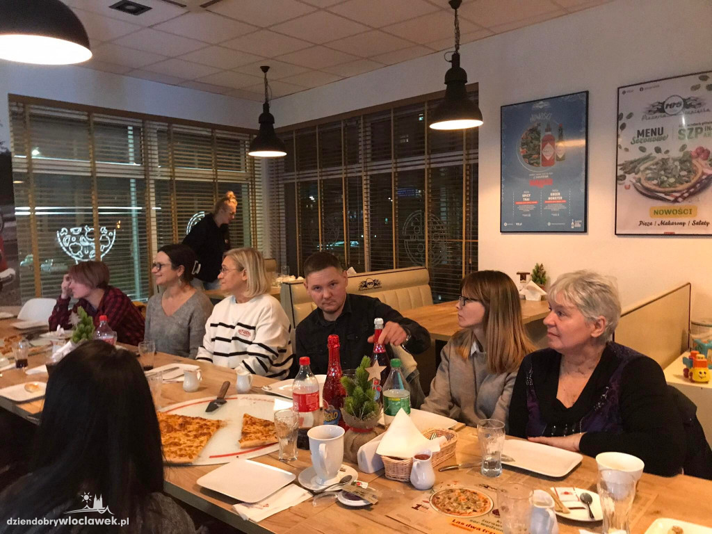 Wolontariusze ze schroniska w Pizzerii 105