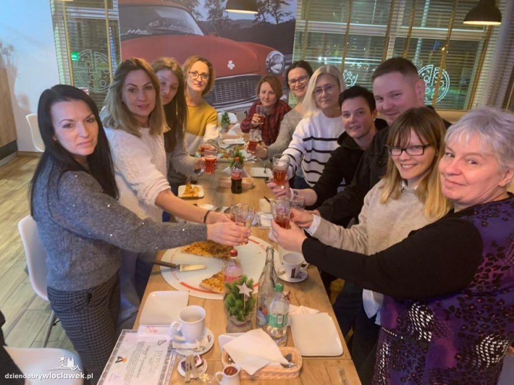 Wolontariusze ze schroniska w Pizzerii 105