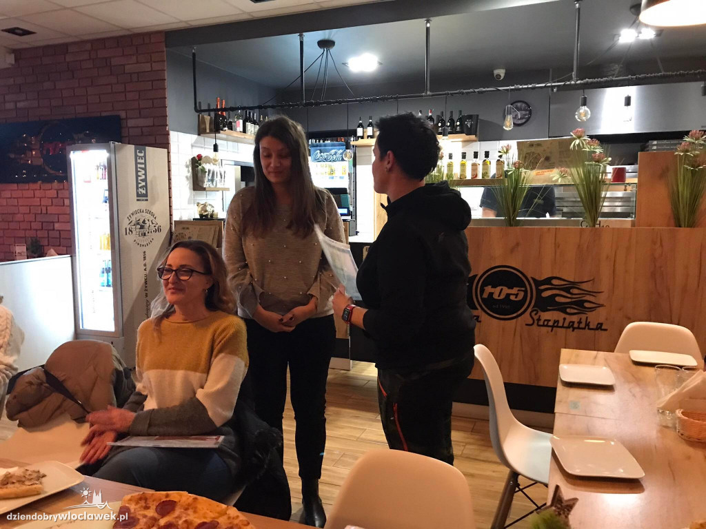 Wolontariusze ze schroniska w Pizzerii 105