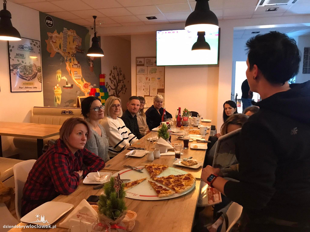 Wolontariusze ze schroniska w Pizzerii 105