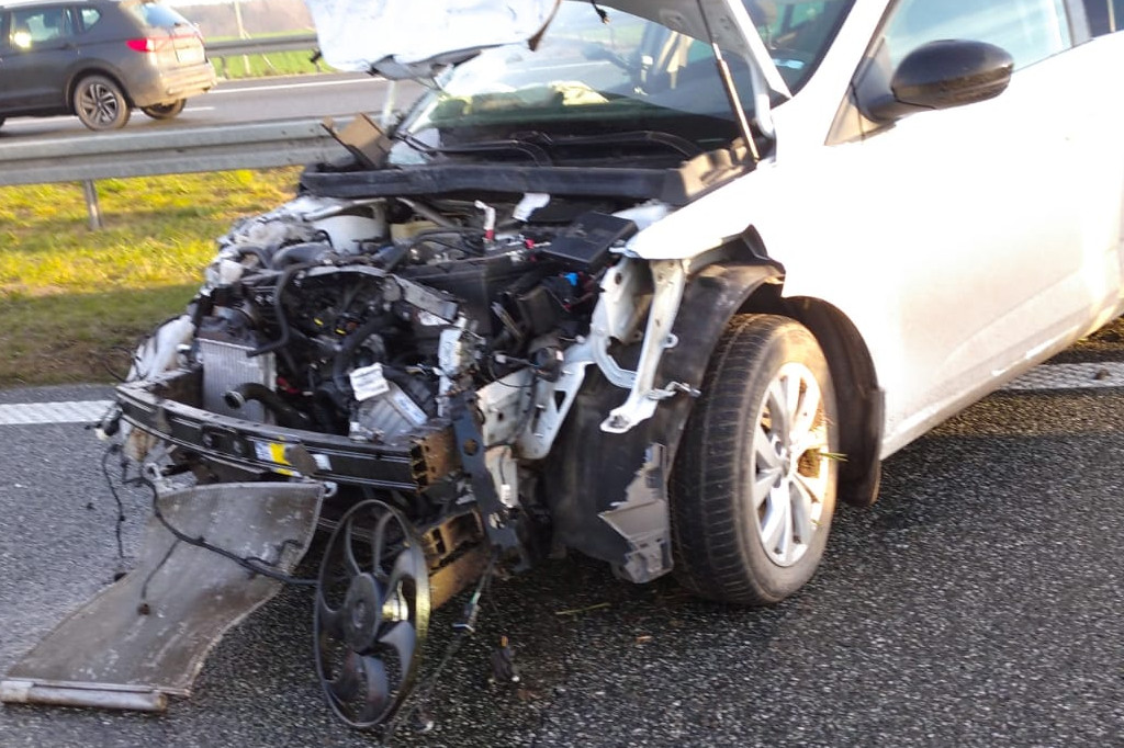 Zderzenie dwóch aut na autostradzie A1