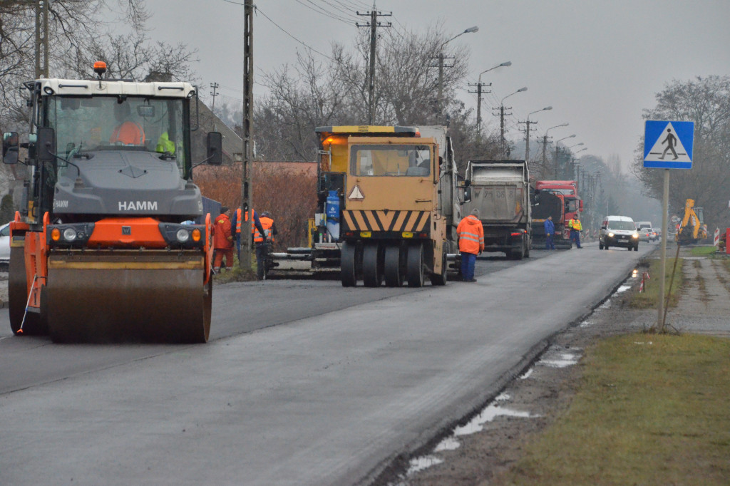Na Płockiej układają nowy asfalt