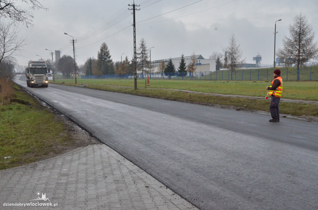 Na Płockiej układają nowy asfalt