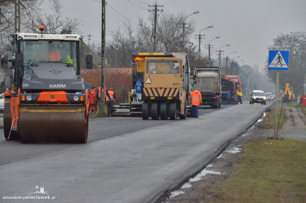 Na Płockiej układają nowy asfalt