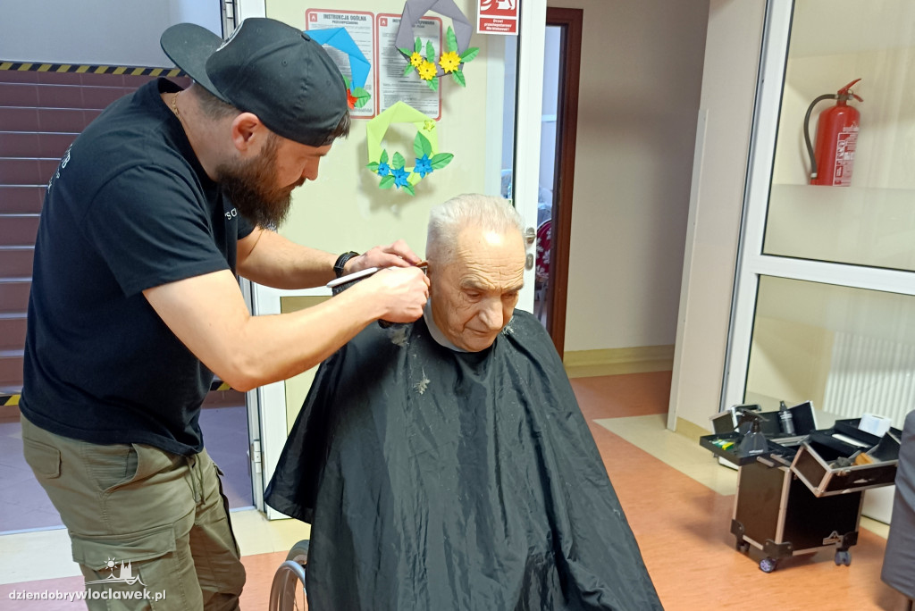 Barber w DPS przy Żeromskiego we Włocławku