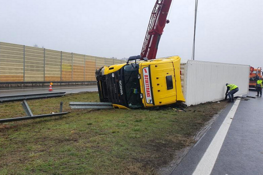 Wywrócona ciężarówka na A1