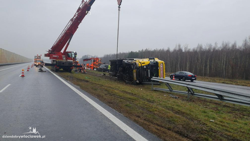 Wywrócona ciężarówka na A1