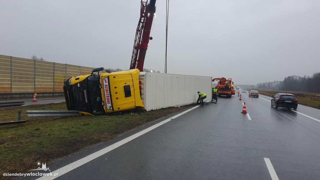 Wywrócona ciężarówka na A1