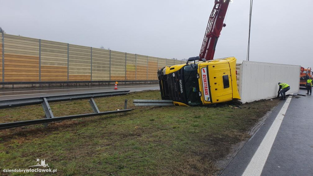 Wywrócona ciężarówka na A1