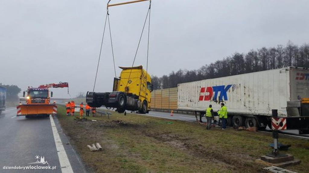 Wywrócona ciężarówka na A1