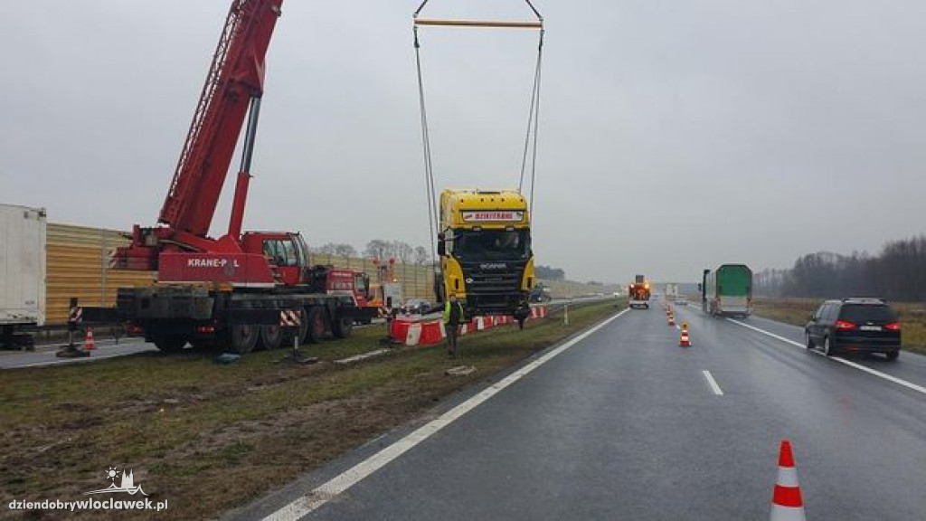 Wywrócona ciężarówka na A1