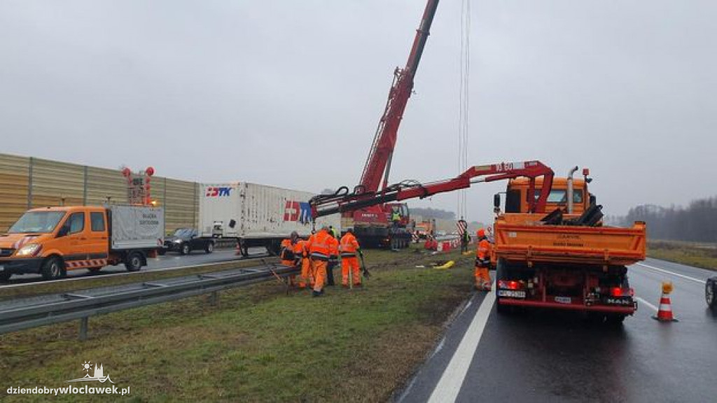 Wywrócona ciężarówka na A1