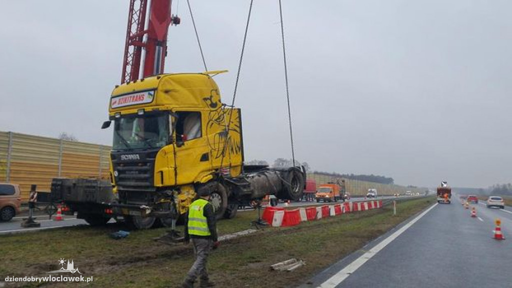 Wywrócona ciężarówka na A1