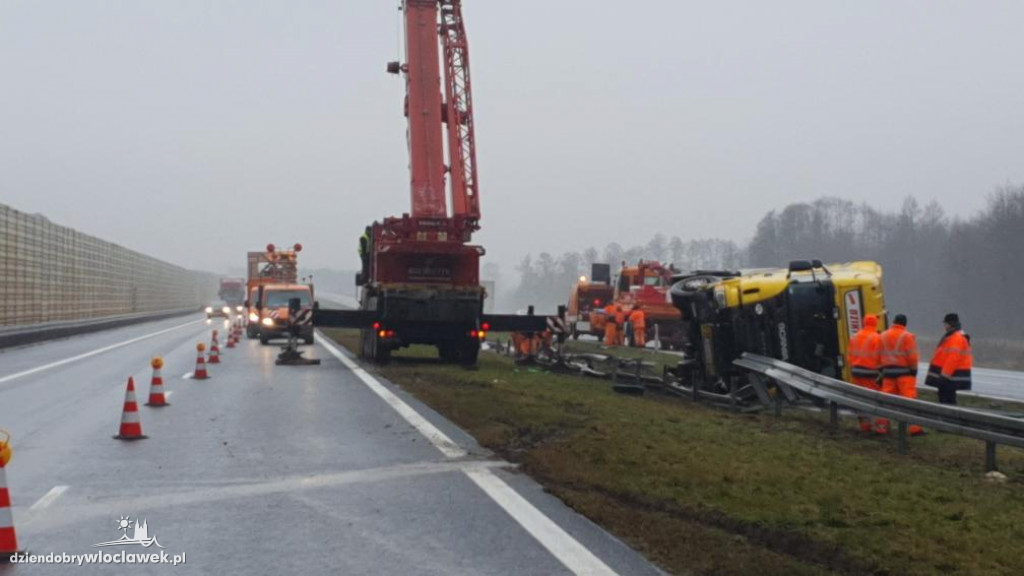 Wywrócona ciężarówka na A1