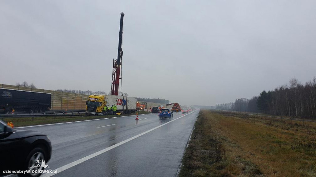 Wywrócona ciężarówka na A1
