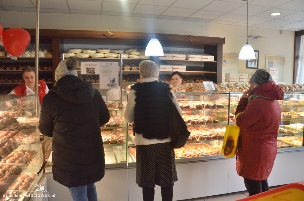 Włocławianie kupują pączki na Tłusty Czwartek