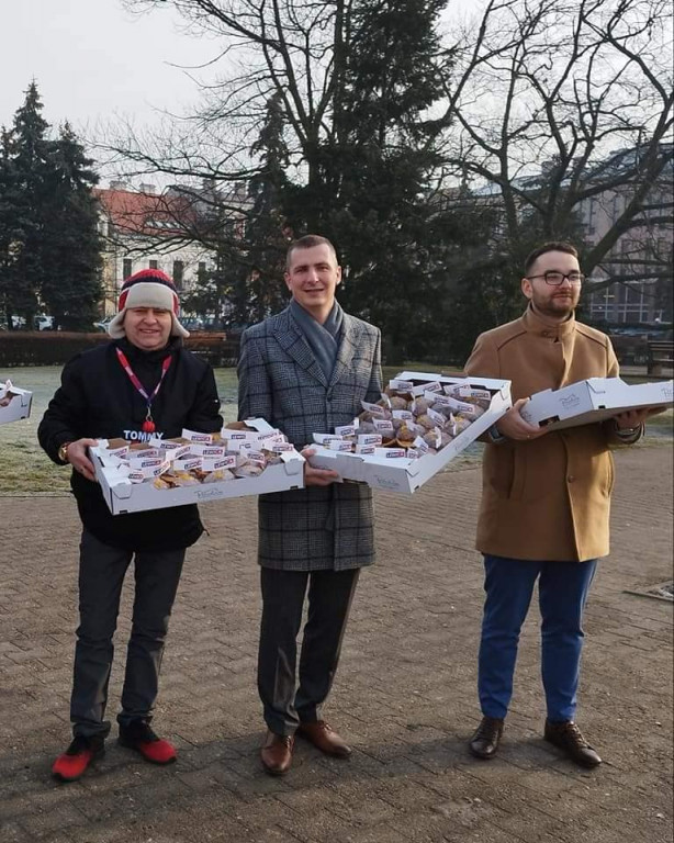 Politycy Lewicy rozdawali pączki