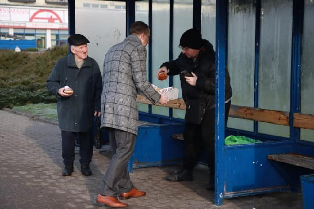 Politycy Lewicy rozdawali pączki