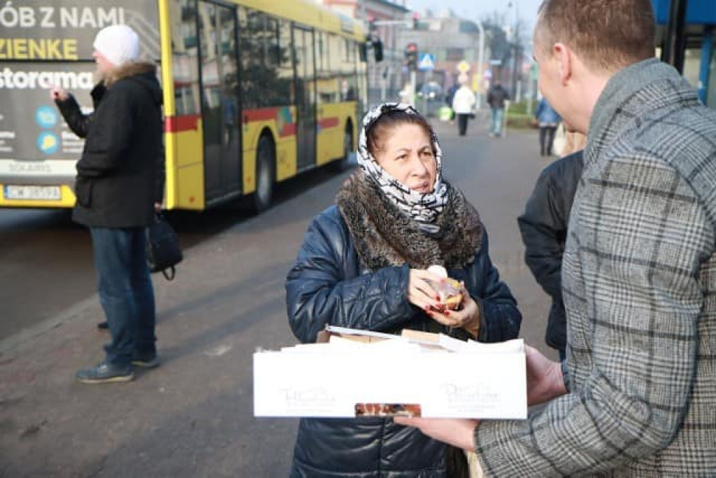 Politycy Lewicy rozdawali pączki