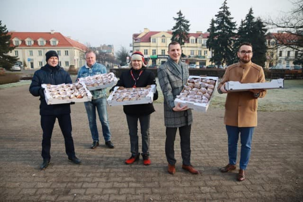 Politycy Lewicy rozdawali pączki