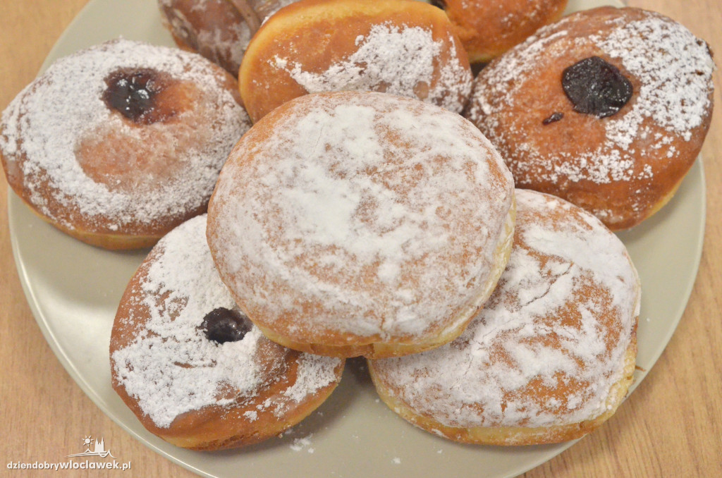 Włocławianie kupują pączki na Tłusty Czwartek