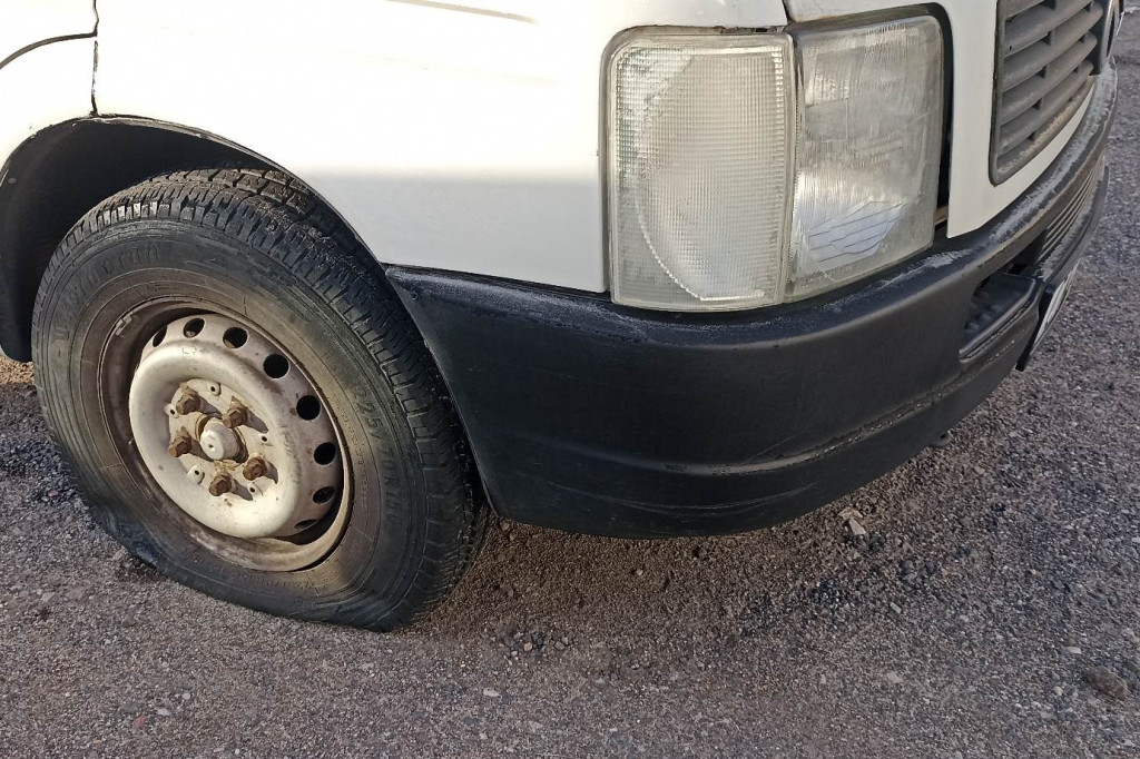 Uszkodzone auta na parkingu SP23