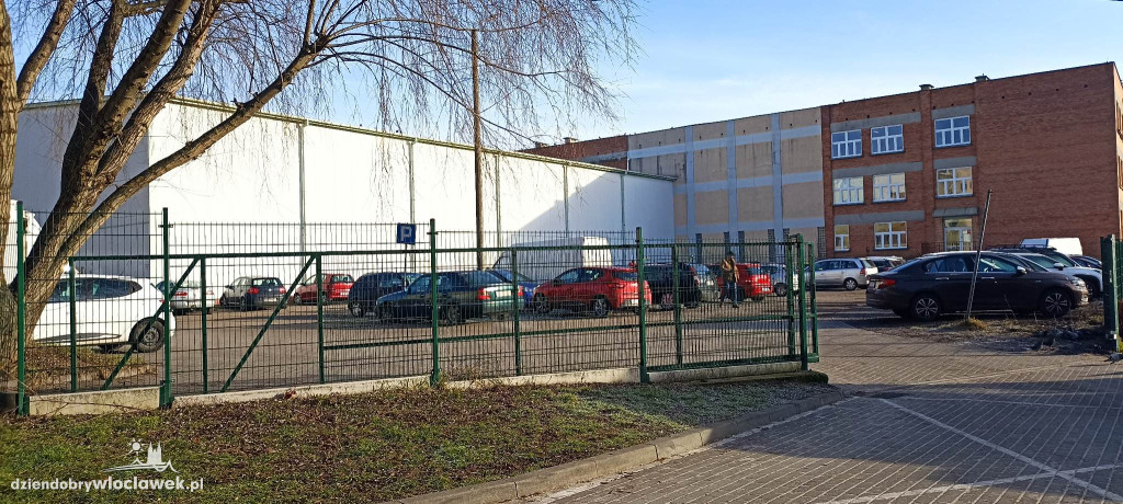 Uszkodzone auta na parkingu SP23