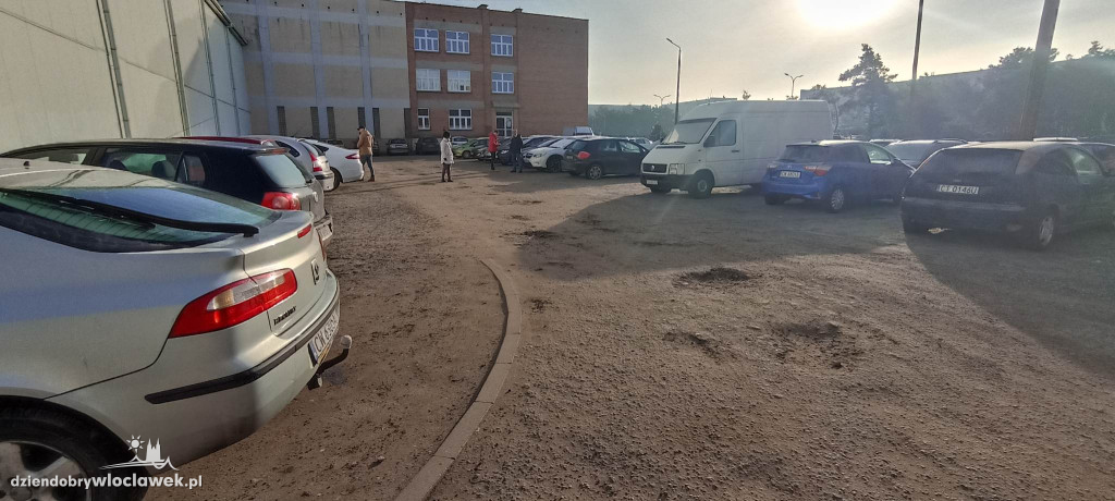 Uszkodzone auta na parkingu SP23