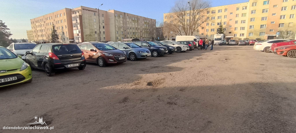 Uszkodzone auta na parkingu SP23