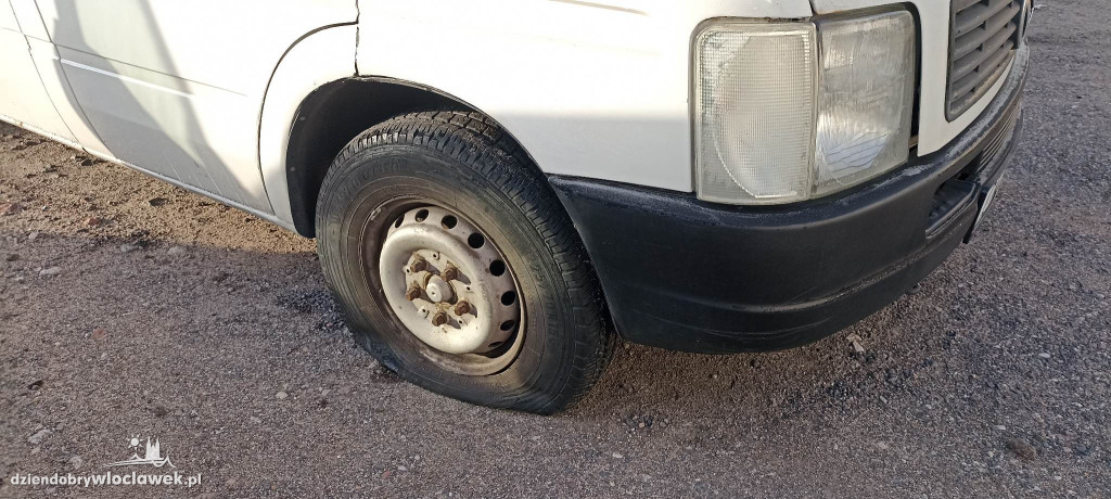Uszkodzone auta na parkingu SP23