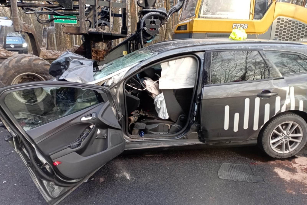Auto osobowe uderzyło w maszynę leśną
