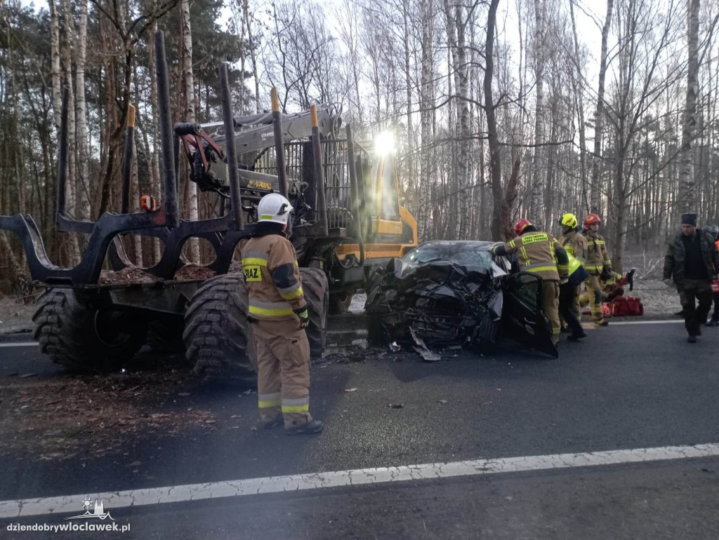 Auto osobowe uderzyło w maszynę leśną