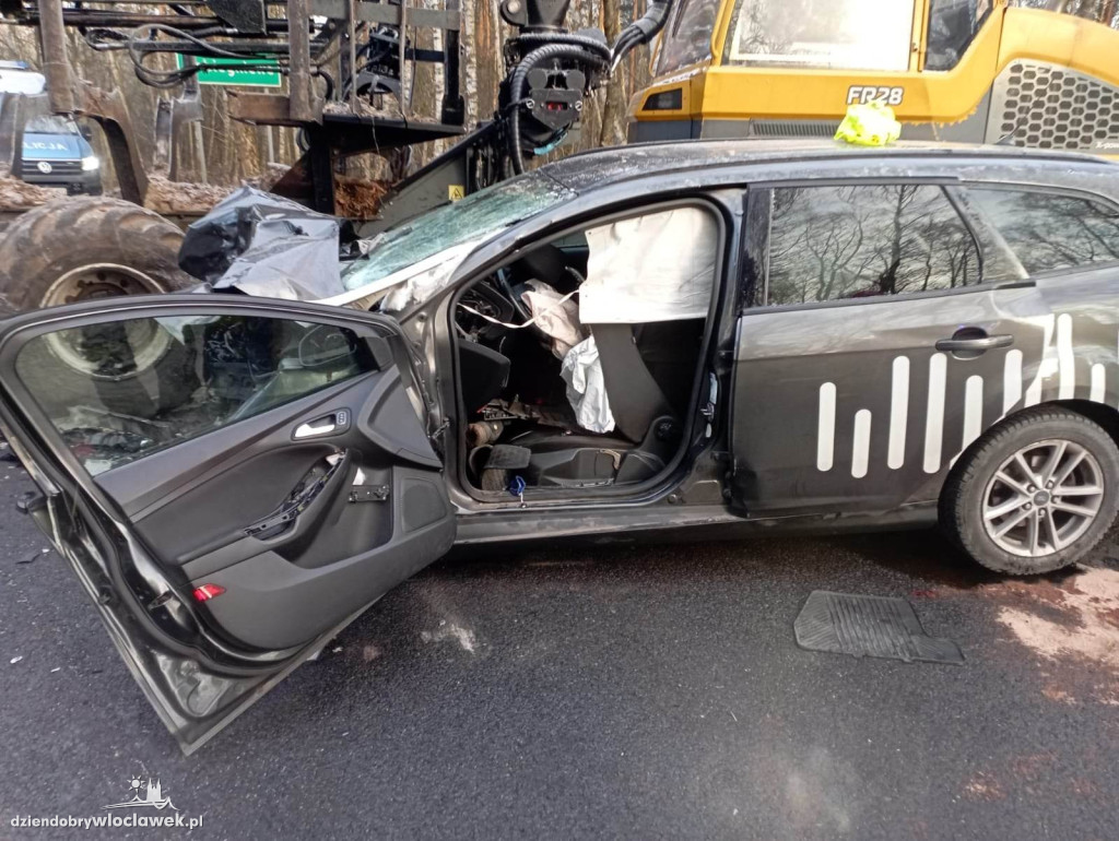 Auto osobowe uderzyło w maszynę leśną