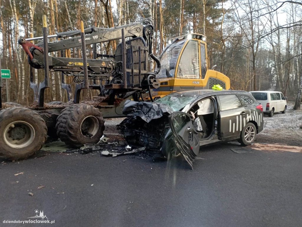 Auto osobowe uderzyło w maszynę leśną