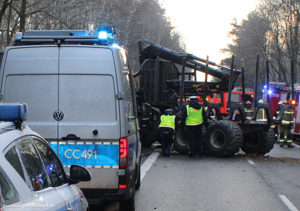 Auto osobowe uderzyło w maszynę leśną