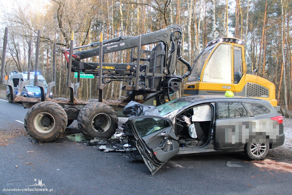 Auto osobowe uderzyło w maszynę leśną
