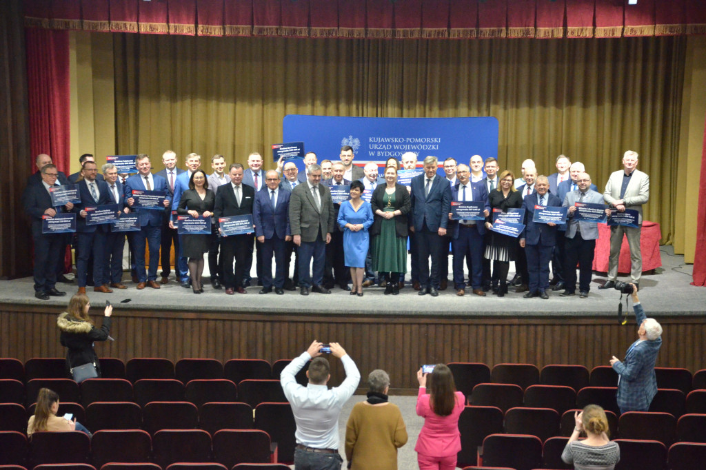 Samorządowcy z regionu dostali czeki na drogi
