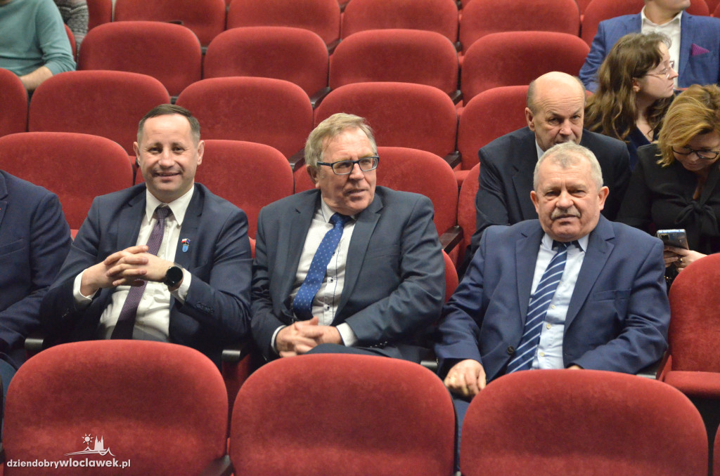 Samorządowcy z regionu dostali czeki na drogi