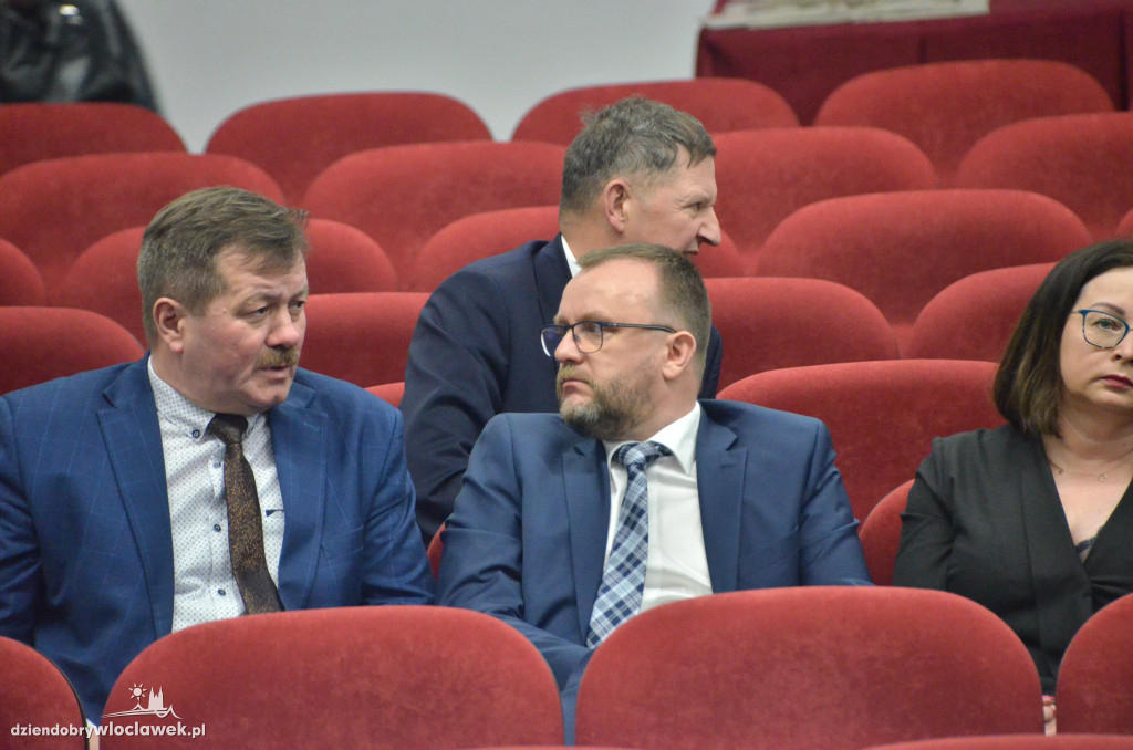 Samorządowcy z regionu dostali czeki na drogi