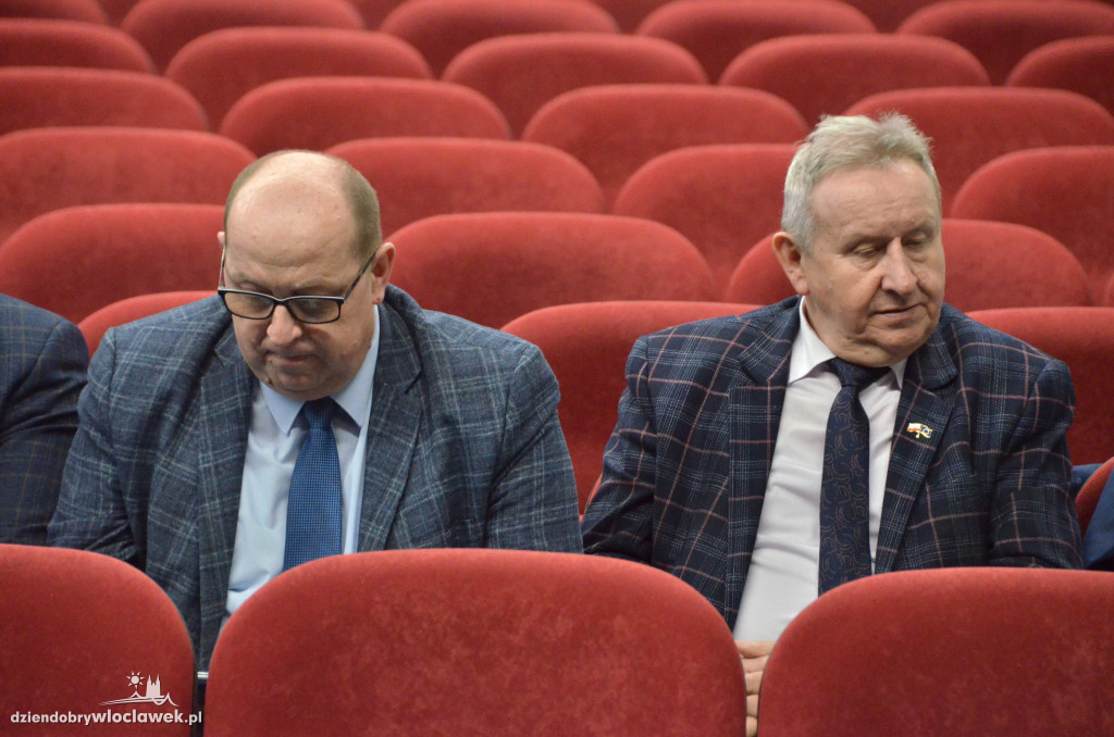 Samorządowcy z regionu dostali czeki na drogi