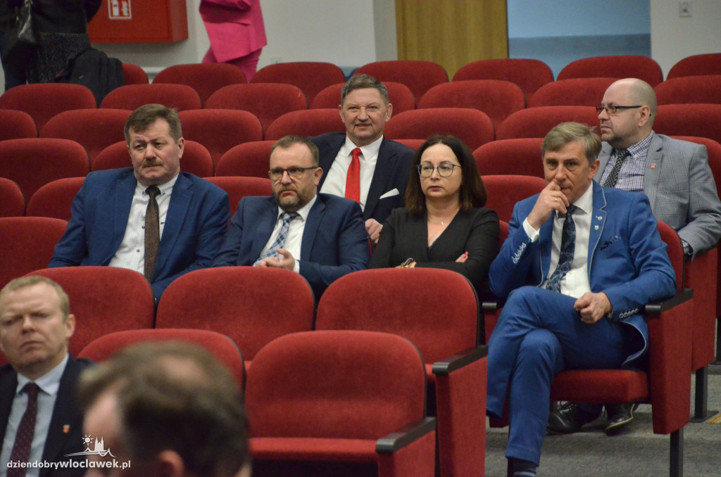 Samorządowcy z regionu dostali czeki na drogi