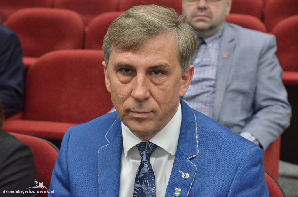Samorządowcy z regionu dostali czeki na drogi